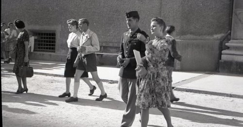 „Die alte Fahne, von Hitler verbannt, darf wieder wehen“