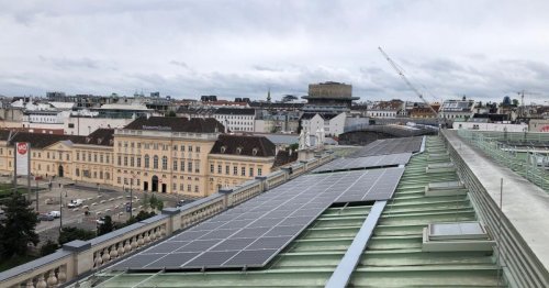 Neue Solaranlage am Dach des Naturhistorischen Museums installiert