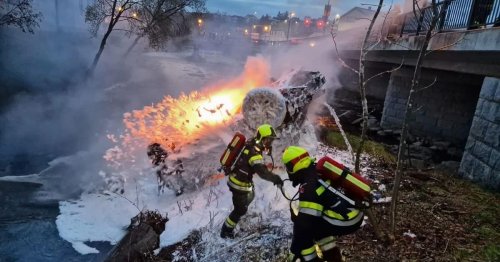 Dramatischer Unfall in NÖ: Elektroauto brennt nach Sturz in Fluss