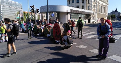 Klimaaktivisten blockieren Verkehr in Wiener Innenstadt