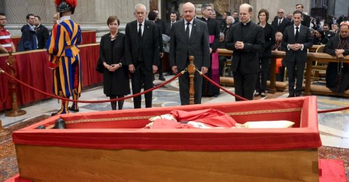 Van der Bellen und Stocker erweisen aufgebahrtem Papst letzte Ehre