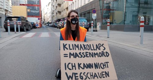 Klimaaktivistin klebte sich an Fahrbahn in Wien an: Festnahme