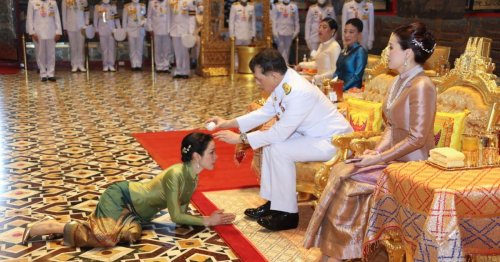 Thai-König regiert mit 30 Pudeln und großer Entourage von Bayern aus