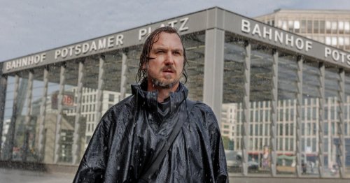 Filmkritik zu "Das Licht": Lars Eidinger (nackt) im Berliner Dauerregen