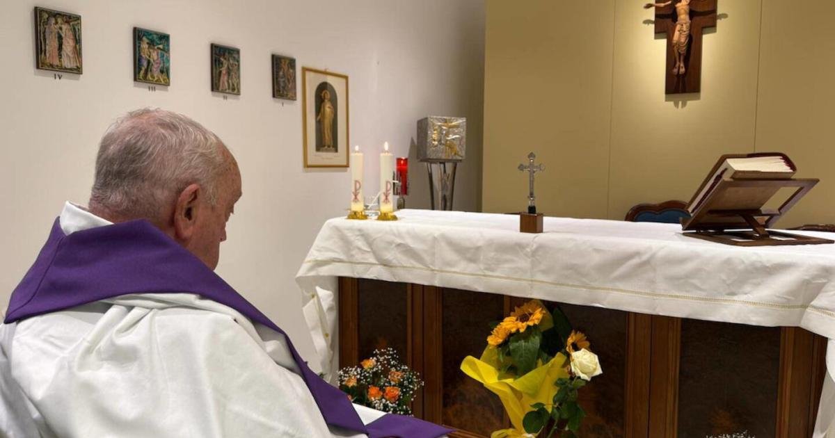 Erstes Foto von Papst Franziskus nach Einlieferung veröffentlicht