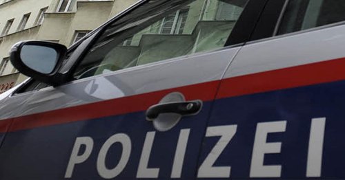 Mann krachte in Wien mit Auto in Schanigarten und bedrohte Kellnerin