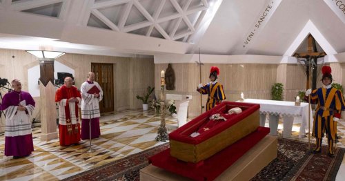 Nach Papst-Tod: Vatikan veröffentlicht erste Fotos des aufgebahrten Franziskus