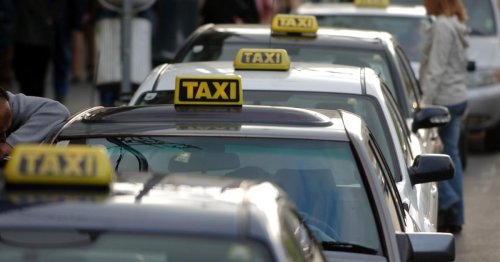 Das Taxischild wird langsam abmontiert