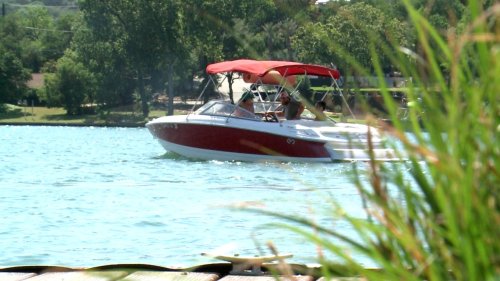 Boaters attempt to stop the spread of aquatic invasive species