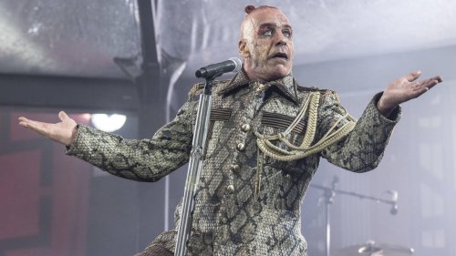 Le chanteur de Rammstein plongé dans un scandale sexuel: les médias allemands décortiquent un «système immoral» - Le Temps