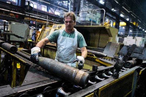 In Scranton, Aging US Factory Makes Shells for Ukraine