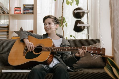Pourquoi les enfants doivent apprendre à jouer d’un instrument de musique