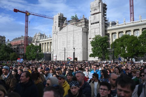 Hongrie : « Dos au mur, Viktor Orban surfe sur la désorientation des sociétés européennes »