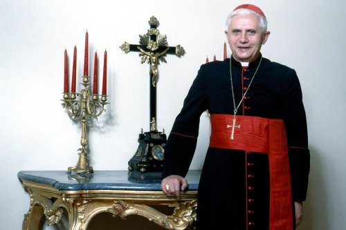 Abus sexuels, le Vatican prend la défense de Benoît XVI