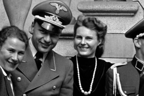 « Des femmes au service du Reich » : secrétaires, épouses de SS… elles ont participé à la barbarie nazie