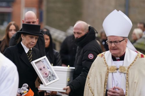 Funérailles d’Indi Gregory : le pape envoie ses « condoléances » aux parents du bébé