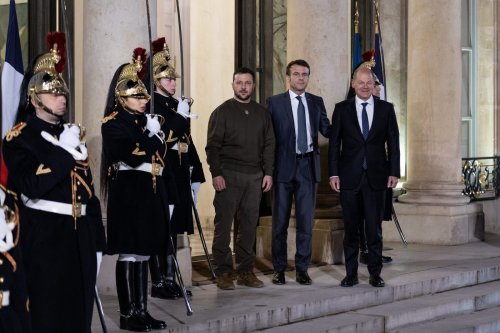 Guerre en Ukraine, jour 351 : Macron et Zelensky dans l’avion pour Bruxelles, l’Allemagne réitère son soutien