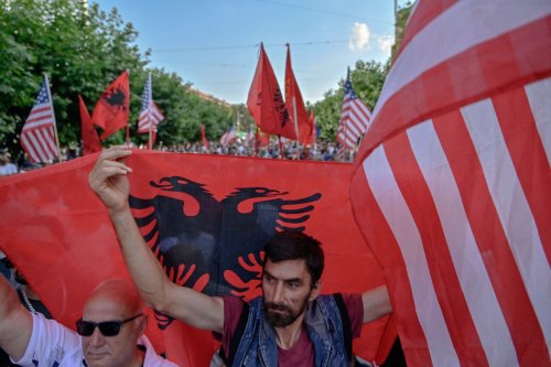 Kosovo : des décennies de tensions entre les Kosovars albanais et la minorité serbe