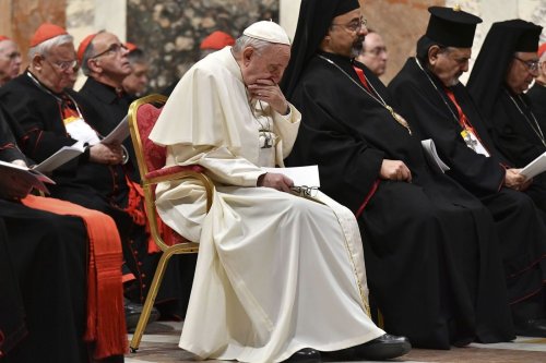 VIDÉO. « Le front plissé, le dos voûté », le pape face aux victimes d’abus sexuels, le 23 mars 2019