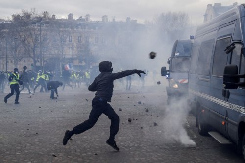 Gilets jaunes : heurts et pillages aux Champs-Élysées