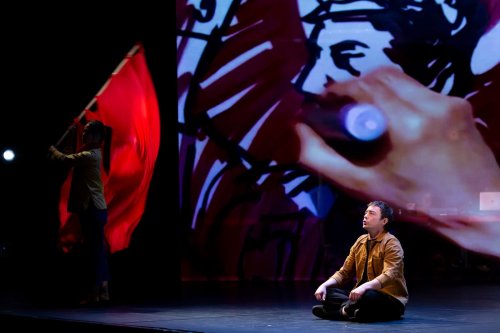 « Le Petit Garde rouge » au Théâtre du Rond-Point : une enfance dans la Chine maoïste