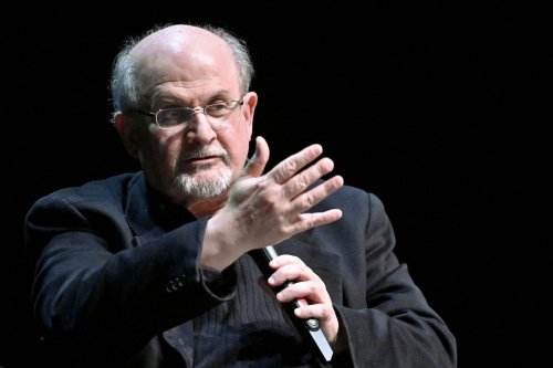 Salman Rushdie, le symbole menacé de la liberté d’expression qui rêvait d’une « vie normale »