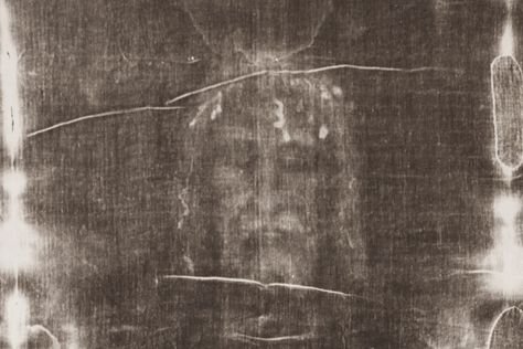 Saint Suaire : le Christ révélé par la photographie