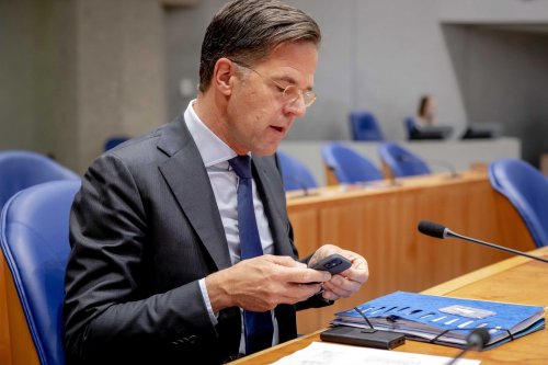 Aux Pays-Bas, le vieux Nokia du premier ministre passe mal