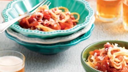 Spaghetti piccanti con peperone e bacon
