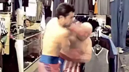 Hollywood actor fought super heavyweight boxer in middle of shopping mall and his three-word message at the end is unbelievable