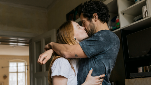 Doctor issues serious health warning to women who kiss men with beards