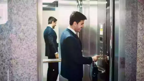 The surprising reason lifts have mirrors has been explained