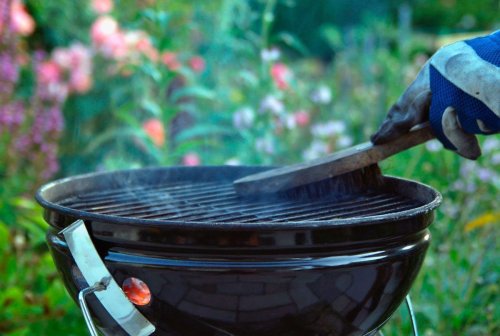 La technique insolite, mais imparable, pour nettoyer une grille de barbecue en un rien de temps et sans effort