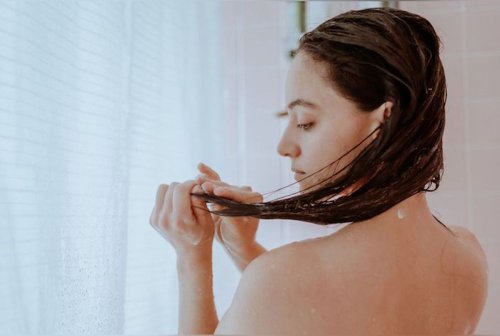 Voici des habitudes quotidiennes à ne plus commettre pour ne pas abîmer vos cheveux !