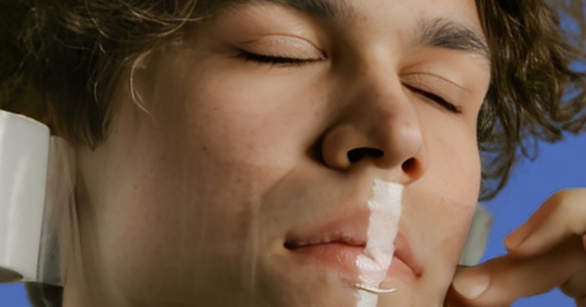 Sleepmaxxing : mais pourquoi les influenceurs se scotchent la bouche pour dormir ?