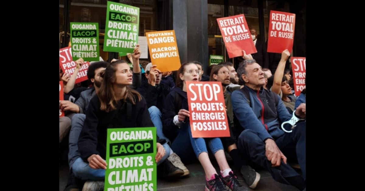 Des militants du mouvement climat bloquent l’AG de Total et se font insulter par des actionnaires