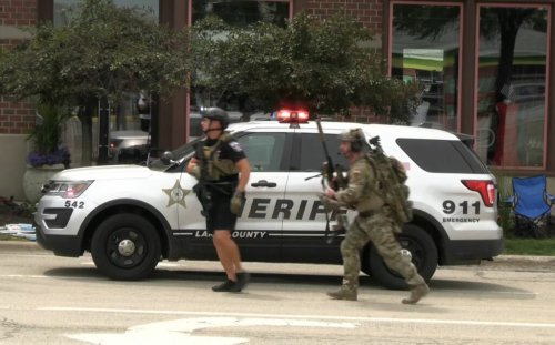 Hundreds of officers conducting manhunt for gunman after 6 killed, 31 injured in shooting at Highland Park parade