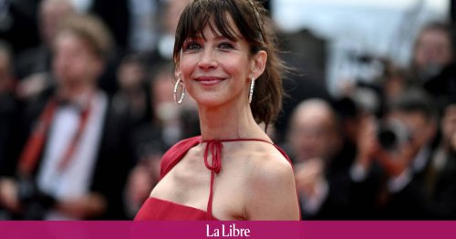 "Tellement charismatique": Sophie Marceau et sa robe rouge incendiaire envoûtent Cannes