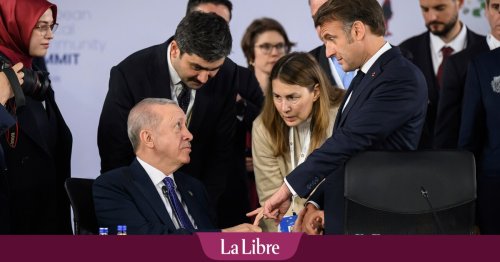 Erdogan tient le doigt de Macron pendant 13 secondes alors qu'il tente de se libérer : la scène étrange qui fait le buzz (VIDEO)