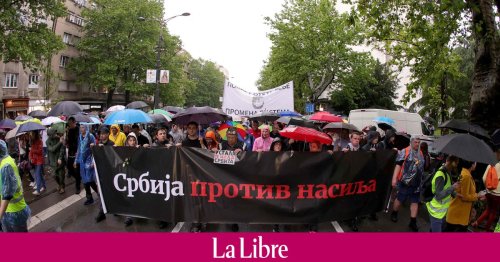 Des dizaines de milliers de manifestants demandent la démission du président serbe