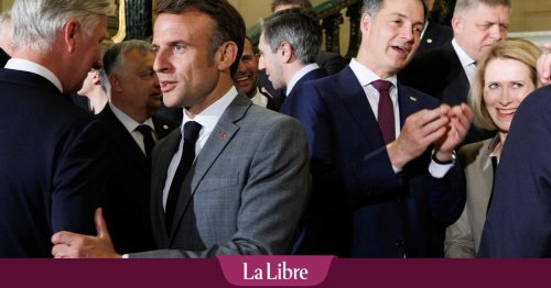 Emmanuel Macron trop tactile ? Le président français effectue un geste déplacé envers le roi Philippe (VIDEO)
