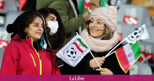 Des Iraniennes assistent pour la première fois à un match de foot officiel: "Cela aurait du arriver plus tôt, mais je suis très heureuse"