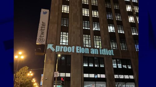 «La preuve qu'Elon est débile» : les messages hostiles diffusés sur la façade de Twitter