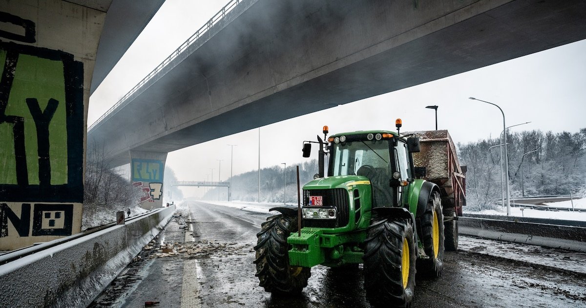 L&rsquo;E411 toujours bloquée par des agriculteurs qui ne comptent pas partir tout de suite : le point sur la circulation