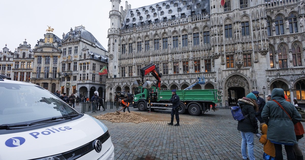 L&rsquo;agriculteur qui a déversé des pommes de terre sur la Grand-Place face à la Justice : le parquet lui fait une proposition