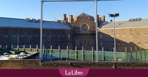 Après plus d'un an en détention préventive, Thomas (19 ans), inculpé pour le meurtre de son ancien enseignant, a quitté la prison de Mons