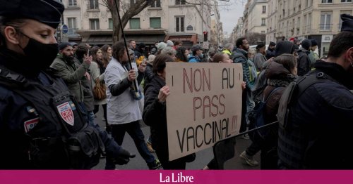 France: des manifestants antipass s'en prennent violemment à un député LREM et à un conseiller du ministre de la Justice (VIDEO)