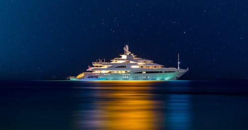 &Agrave; qui appartient ce yacht de luxe qui a pu traverser tranquillement le d&eacute;troit d'Ormuz ce week-end ?