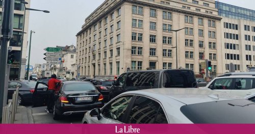 Un chauffeur LVC bruxellois campe devant Uber pour lancer un signal de détresse : "Uber hors la loi"