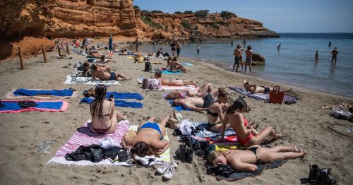 Spain issues fine warnings to UK tourists over new beach rules